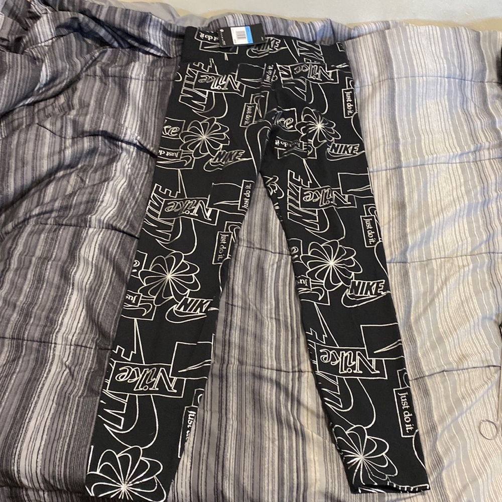 Nike athletic women’s leggings size medium brand new with tags